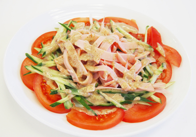 ロースハムがたっぷりのった棒棒鶏風サラダ