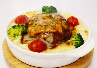 ボリュームたっぷり肉厚ハンバーググラタン